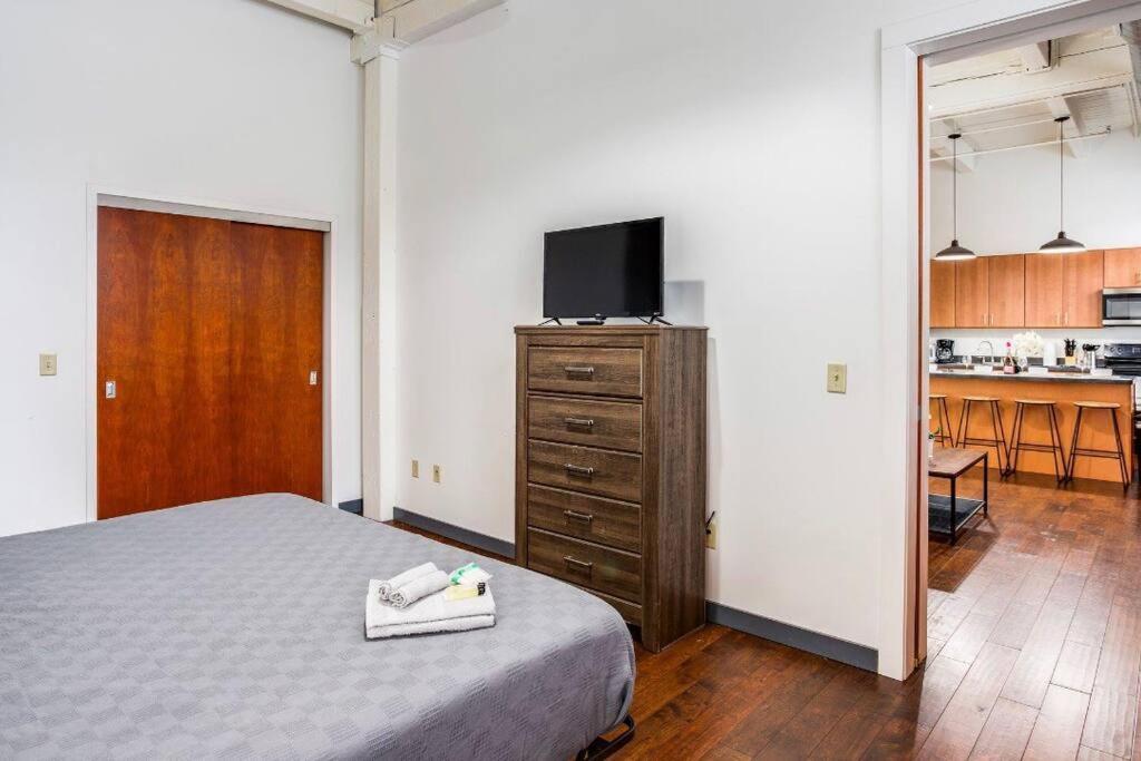 Апартаменты Centric Ny Style Loft W/King Bed Рочестер Экстерьер фото